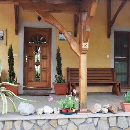 Tiszafa Vendeghaz 招待所 Szentgál